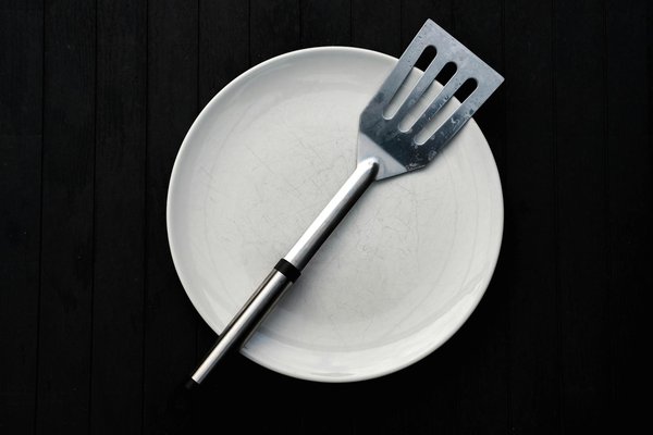 Découvrez l'art de fumer le saumon maison : secrets d'aromates et de texture fondante à révéler